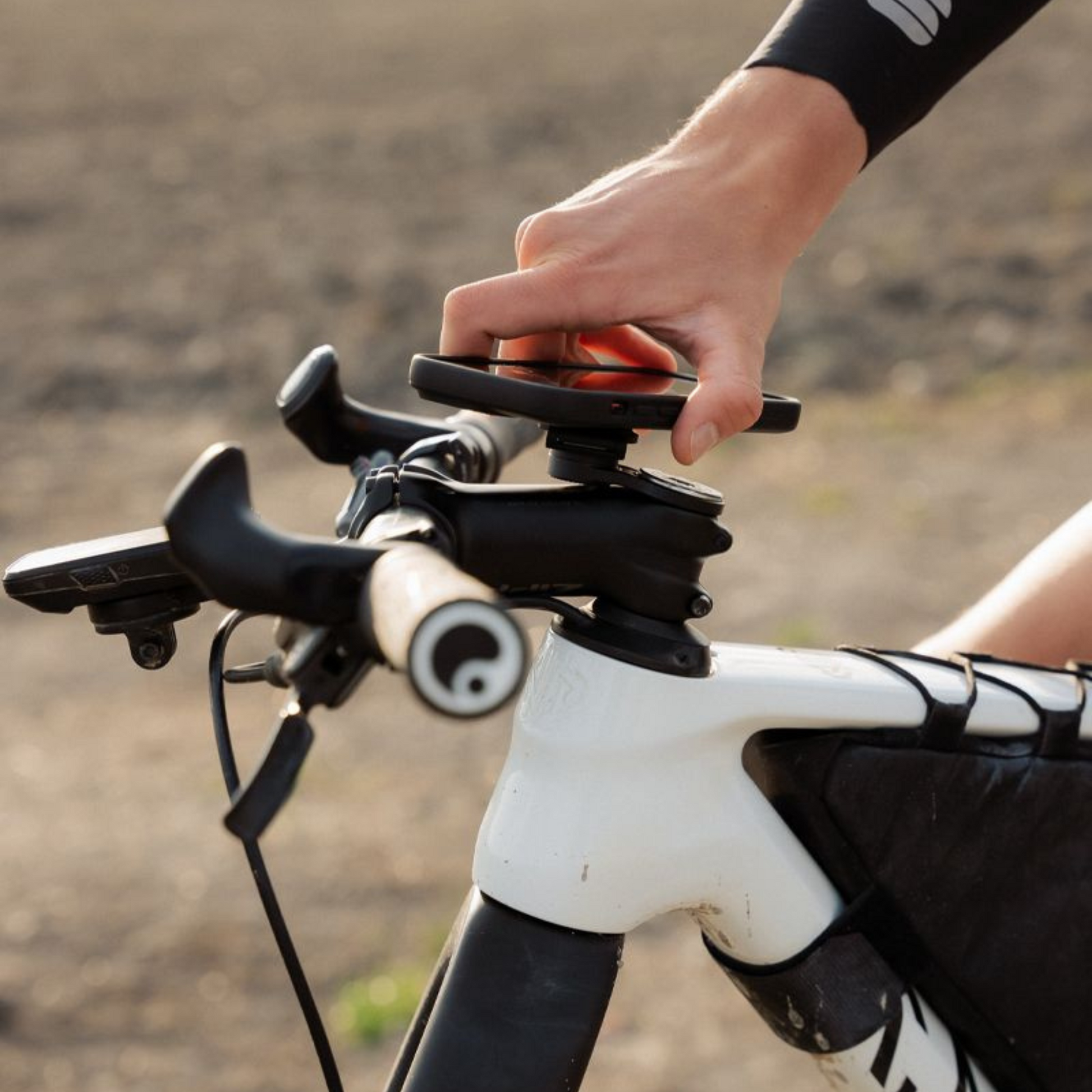 Quad Lock Stem Cap Mount twisting in to mount