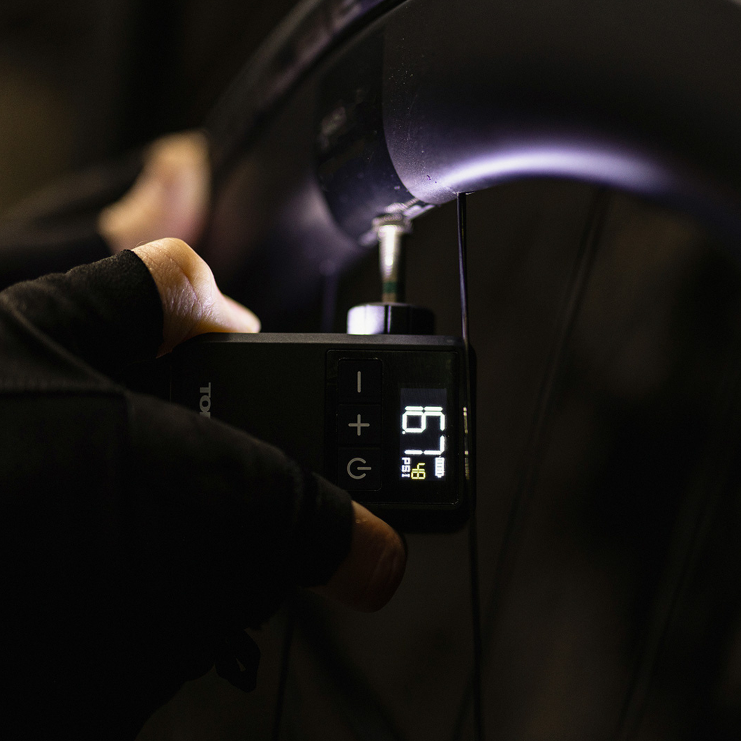 Topeak E-Booster Digital Mini electric bike pump use in the dark, display turned on
