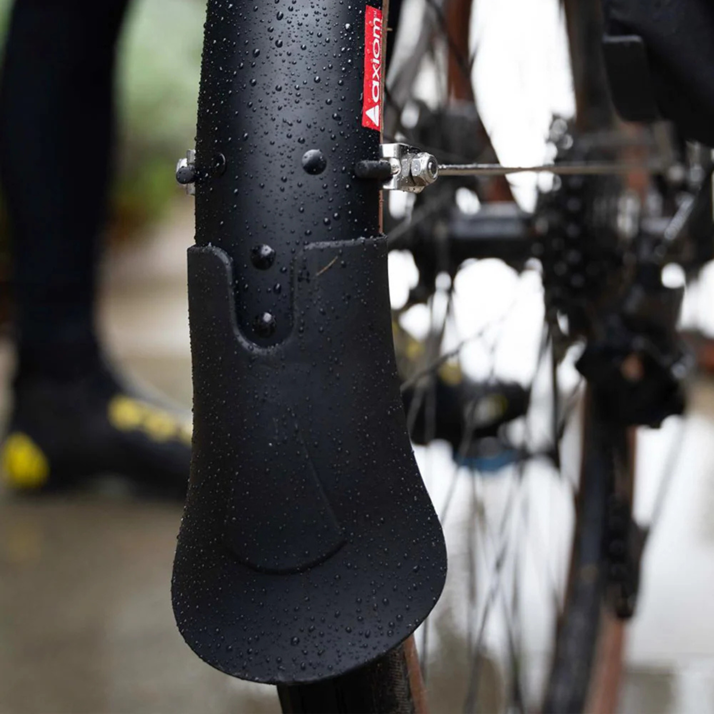 Axiom Flascheguard 29 fenders wet and installed on a bike