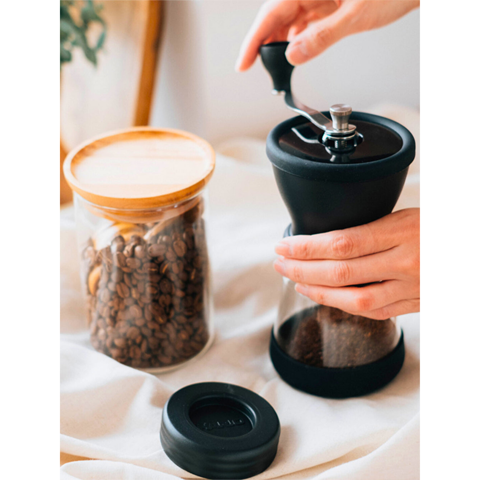 Hario Skerton Plus Manual Coffee Grinder in se