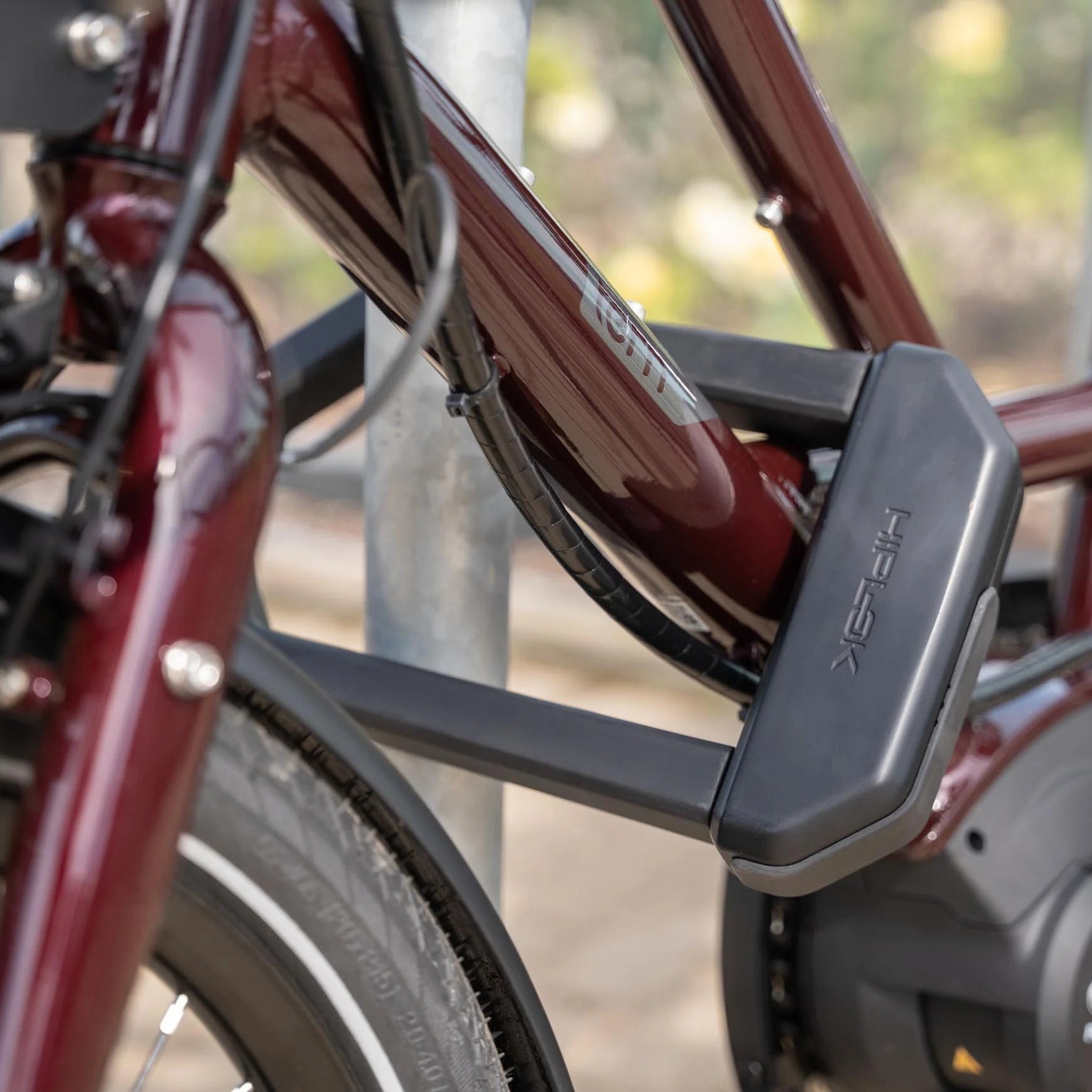 Hiplok DX1000 anti angle grinder D lock installed on a bicycle 
