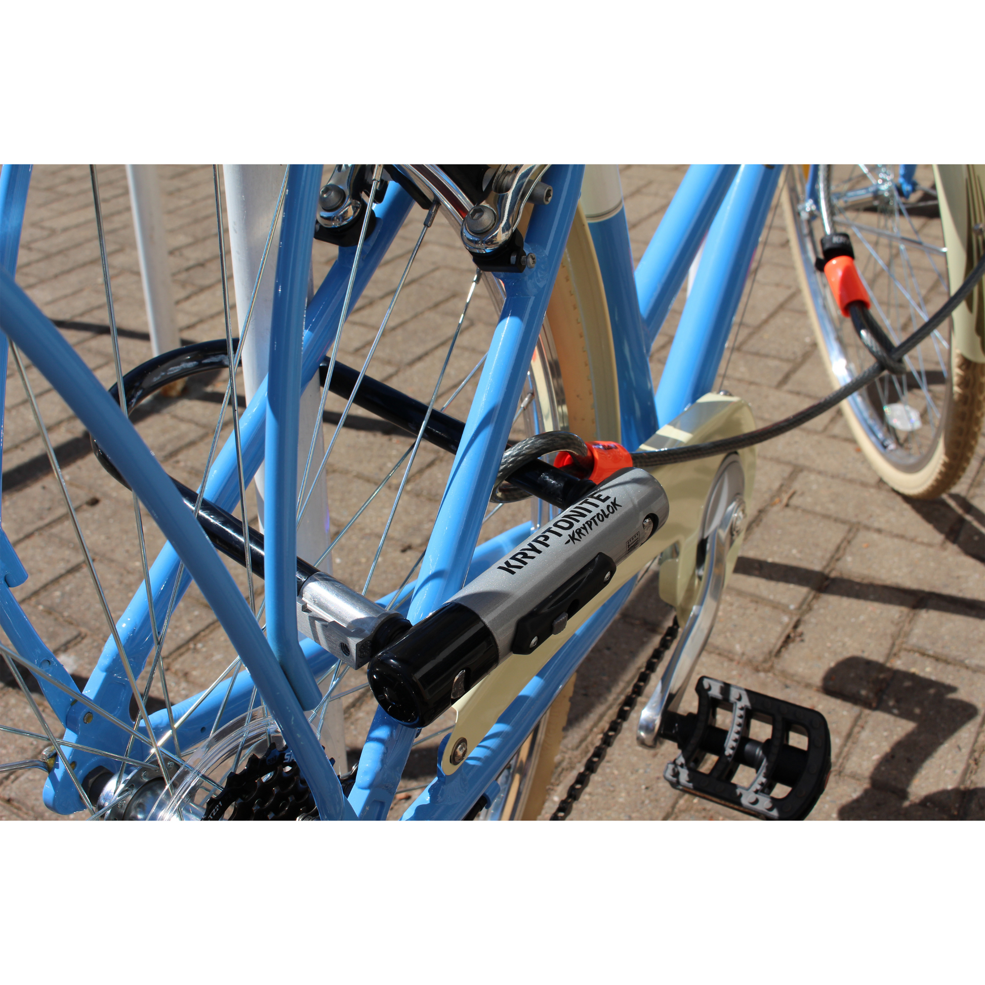 Kryptonite KryptoLok Standard U‑Lock with 4‑foot KryptoFlex cable locking bike to a post