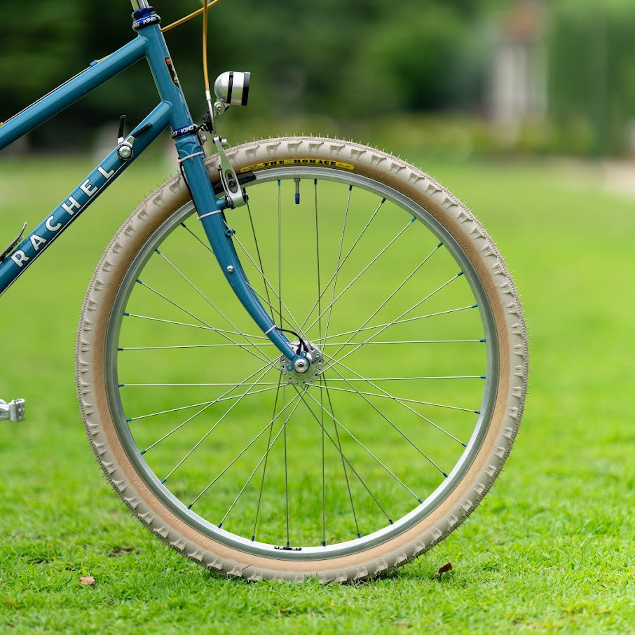 SimWorks Homage LTD Sand Beige 26 x 1.95" tire, developed with Panaracer with a semi-slick tread, gravel-gripping side knobs and flexible casing.