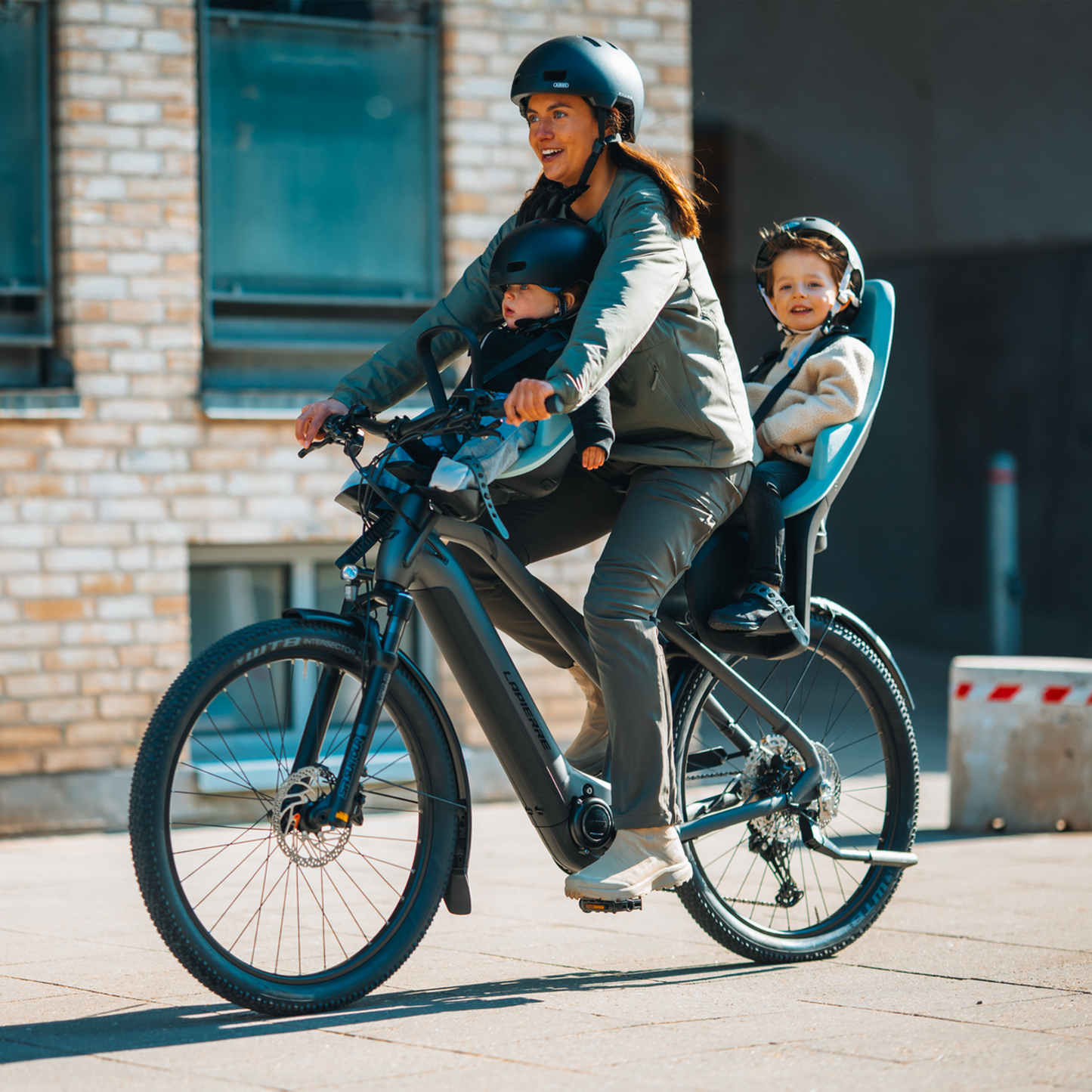 Thule Yepp 2 Mini front child bike seat in Alaska Blue being used by family