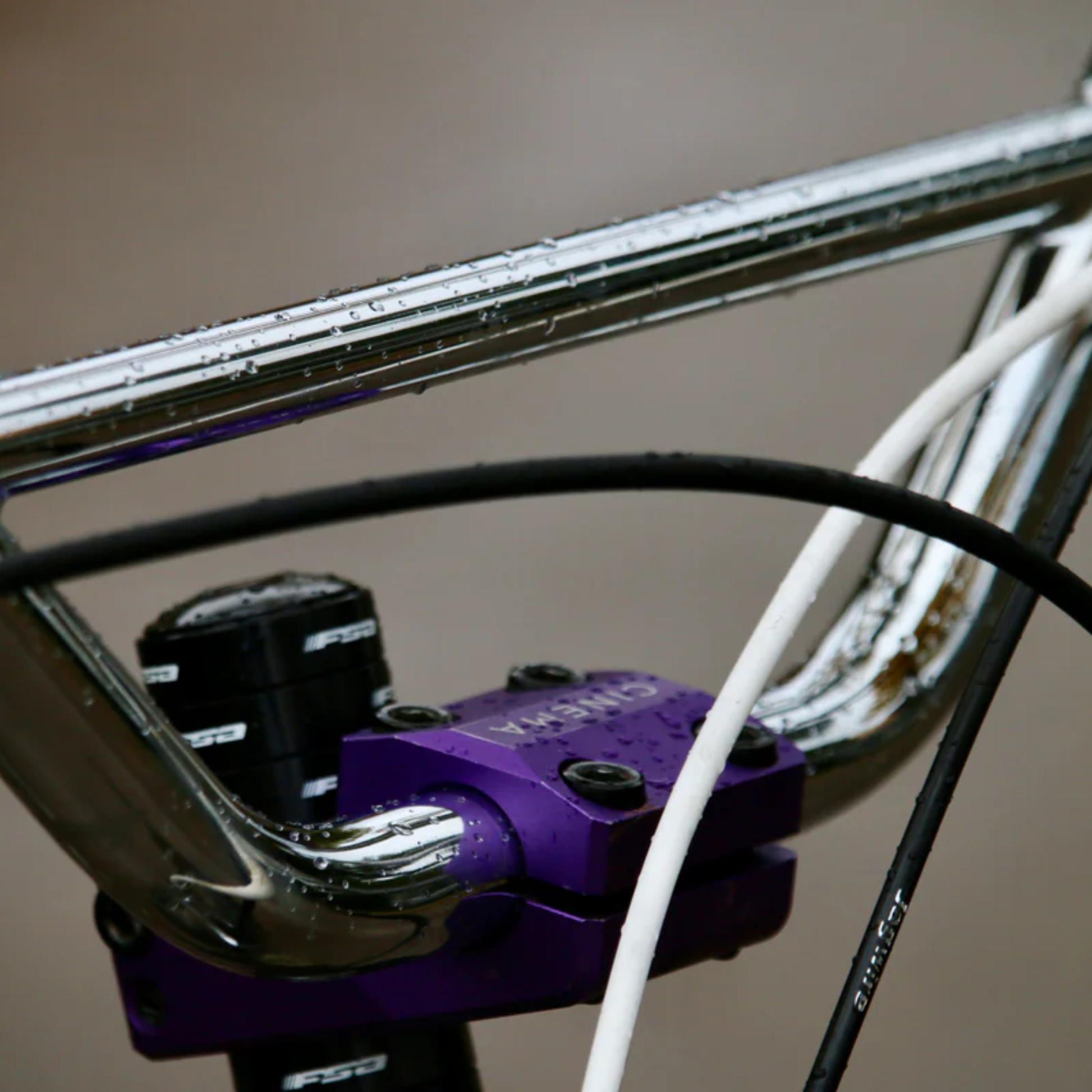 Wilde Moto Cruiser Bar in polished chromoly steel, bringing an upright riding position with a 90mm rise, 15° backsweep and plenty of leverage for cruising or trail rides.